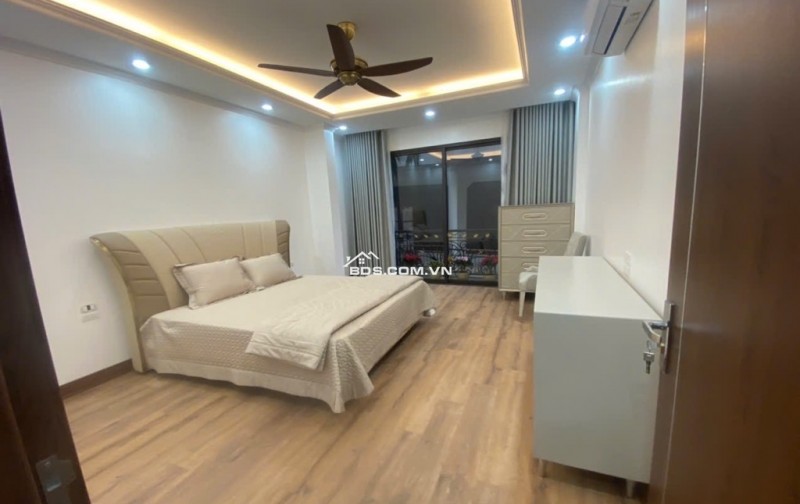 Hoàng Cầu - Đặng Tiến Đông: Nhà 7 tầng, thang máy, ô tô đỗ cửa, 2 thoáng trước - sau, chỉ 13.7tỷ